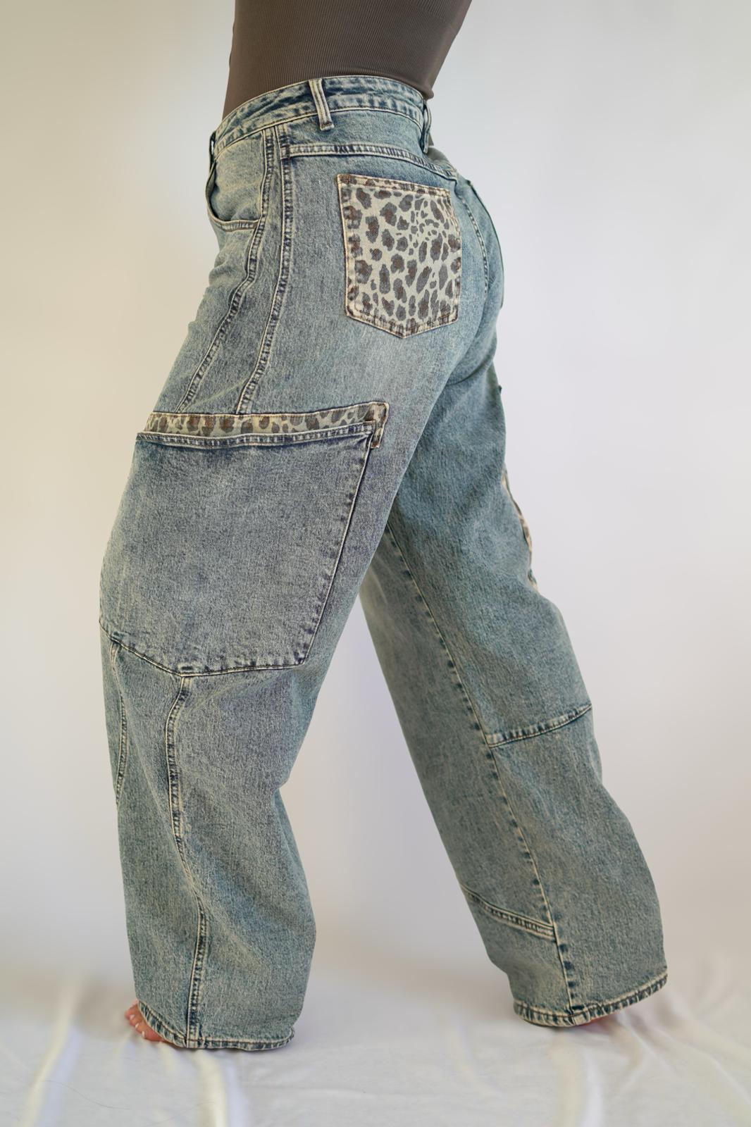 Pantalón tejano cargo con detalles leopardo